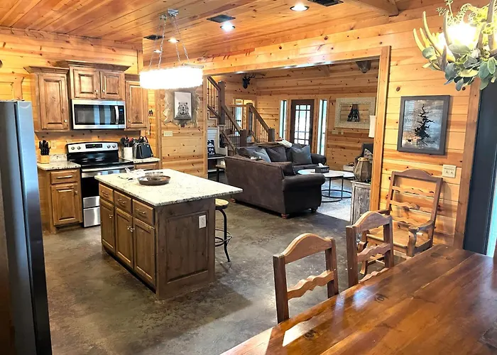 4Br/3Bth Family Cabin With A Hot Tub, Sleeps 14