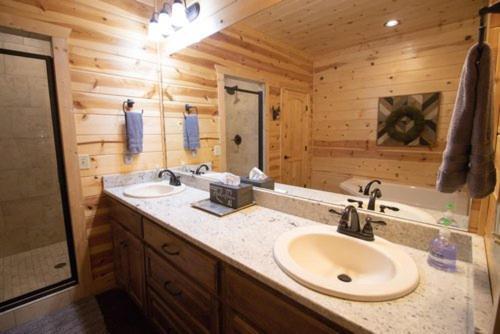 Hébergement de vacances 4br/3bth Family With A Hot Tub, Sleeps 14 *