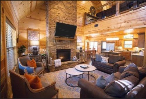 4br/3bth Family With A Hot Tub, Sleeps 14